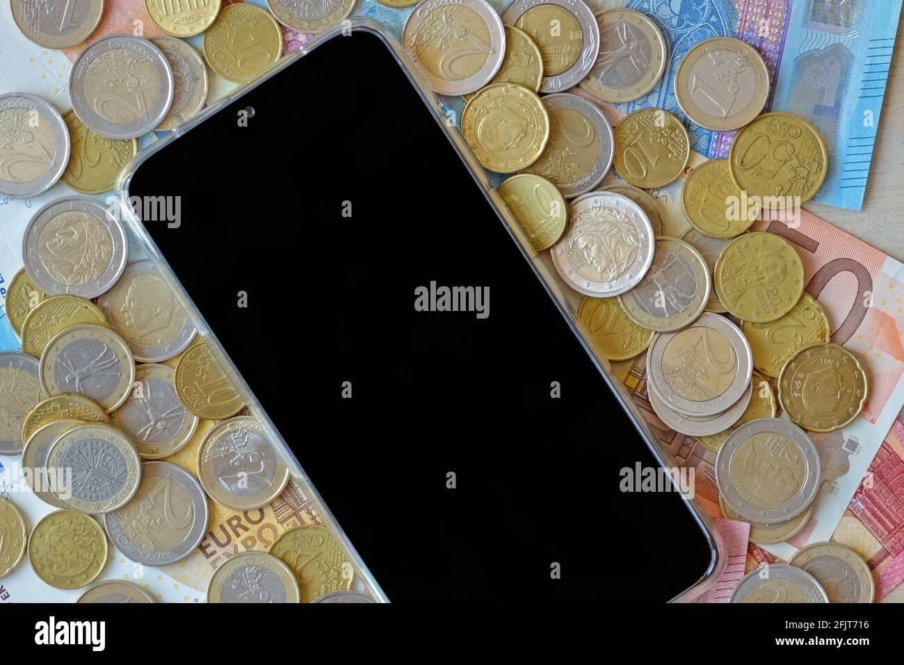 Telefono cellulare su euro moneta - concetto di pagamento con telefono cellulare Foto Stock