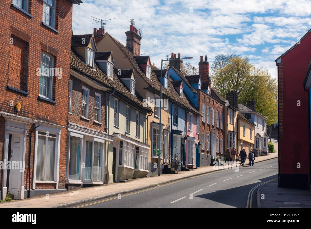Città di campagna dell'Inghilterra, vista di una varietà di case colorate di diversi stili architettonici su Market Hill nella città Essex di Maldon, Inghilterra, Regno Unito. Foto Stock