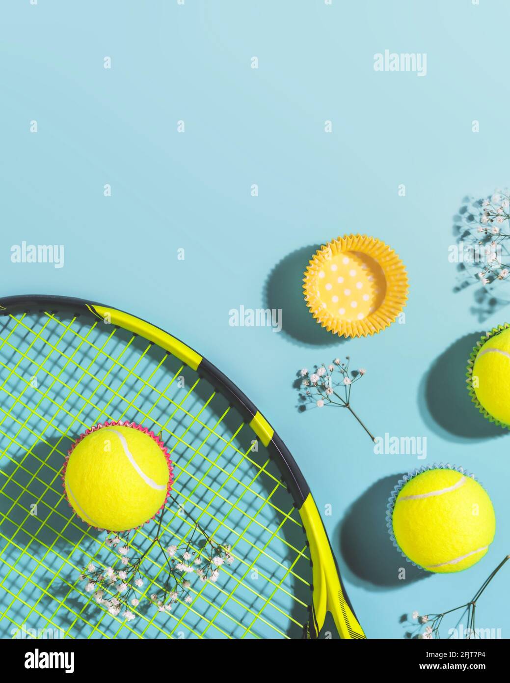 Tennis. Composizione sportiva estiva soleggiato con palle da tennis gialle e racchetta su sfondo blu di campo da tennis duro con spazio per la copia. Sport e salute Foto Stock
