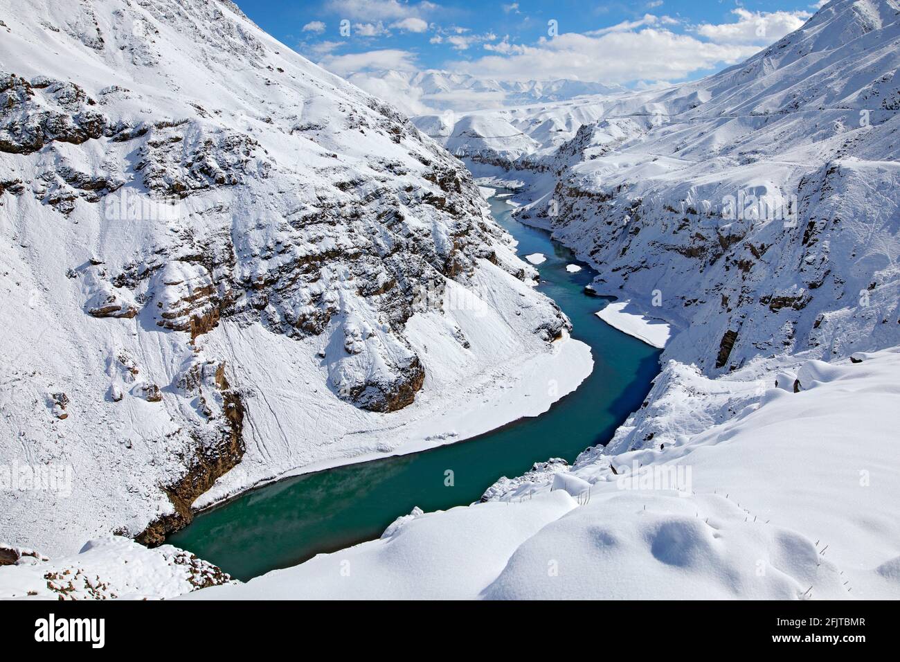 Fiume Indus in Hemis NP, Ladak, India. Fiume con neve durante l'inverno, Himalaya. Paesaggio di montagna in India natura selvaggia. Giornata di sole con neve nella v Foto Stock