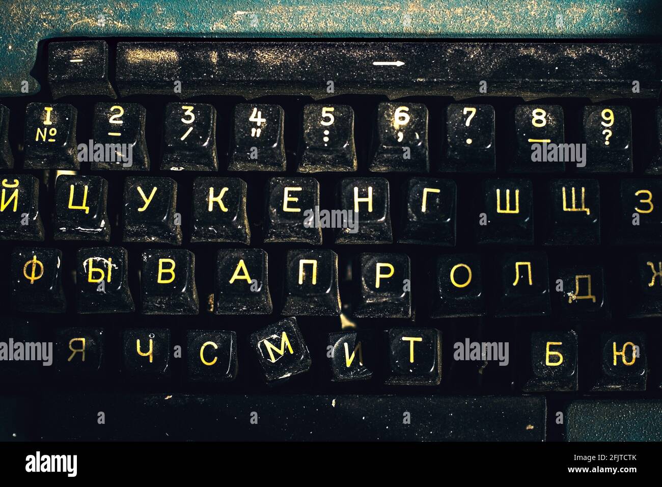 Tastiera con lettere russe di una vecchia macchina da scrivere primo piano. Vista dall'alto Foto Stock