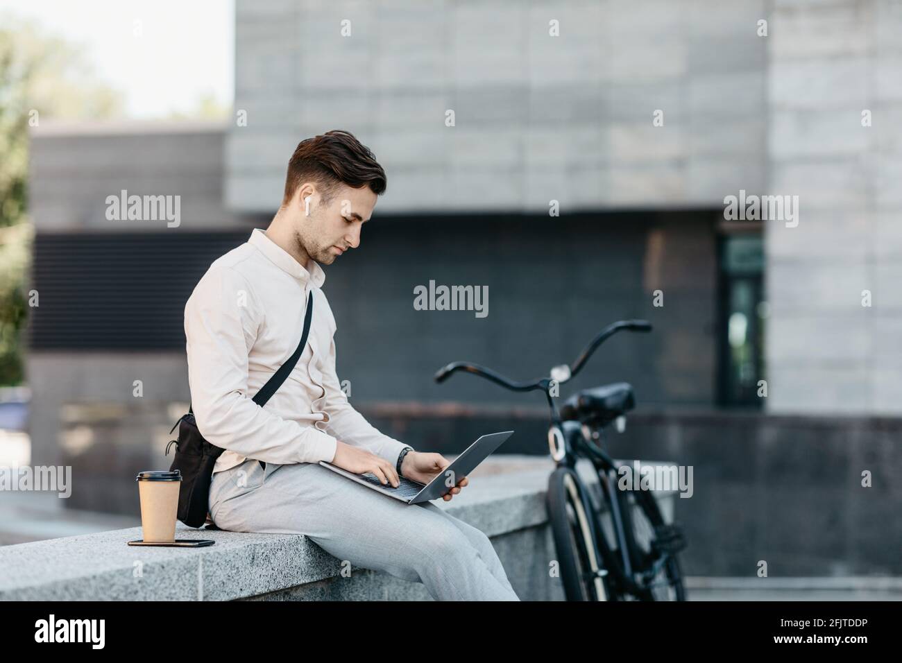 Uomo d'affari che lavora all'aperto, lavoratore con tecnologia online in città Foto Stock