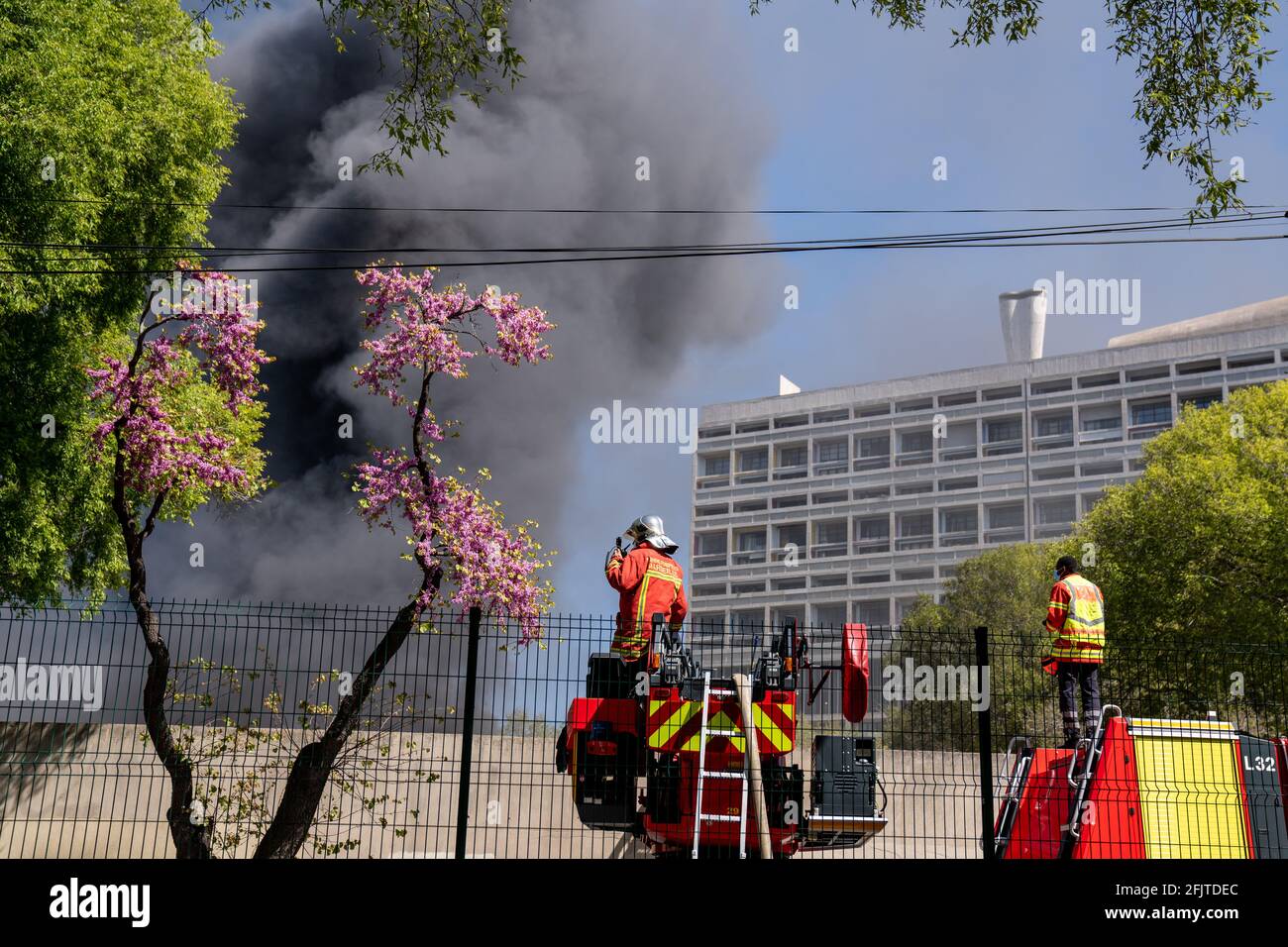 Il motore e il pompiere Red Firefighter mettono fuori fuoco enorme Foto Stock