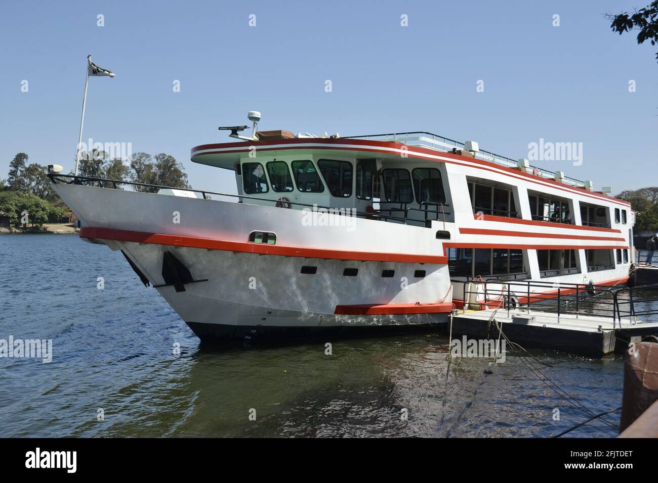 Barca turistica ormeggiata al molo per salire a bordo dei passeggeri per un tour panoramico sul fiume Tiete nella città turistica del Brasile, Sud America Foto Stock