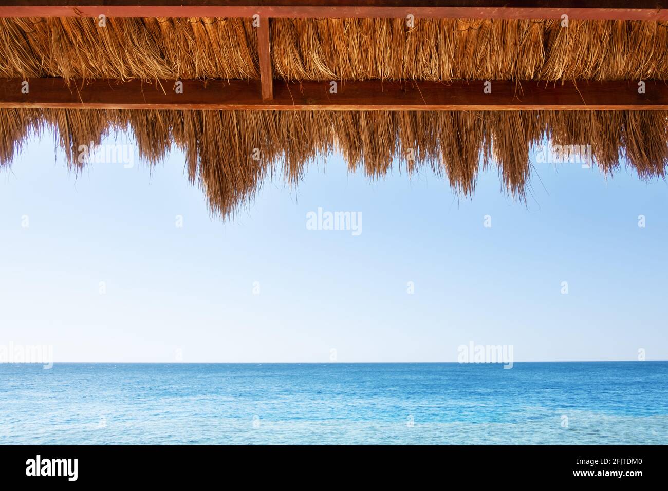 Baldacchino Reed sul pergolato sulla spiaggia Foto Stock