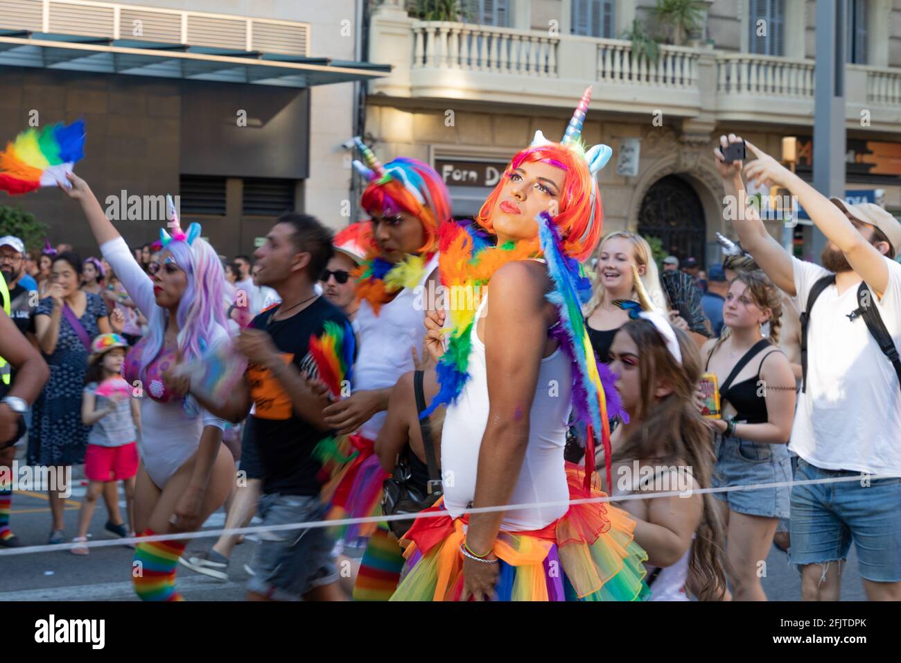 Barcellona – Spagna. 29 giugno 2019: Un partecipante con una parrucca arcobaleno, un corno di unicorno e un tutù colorato posa tra i manifestanti alla Pride. Foto Stock
