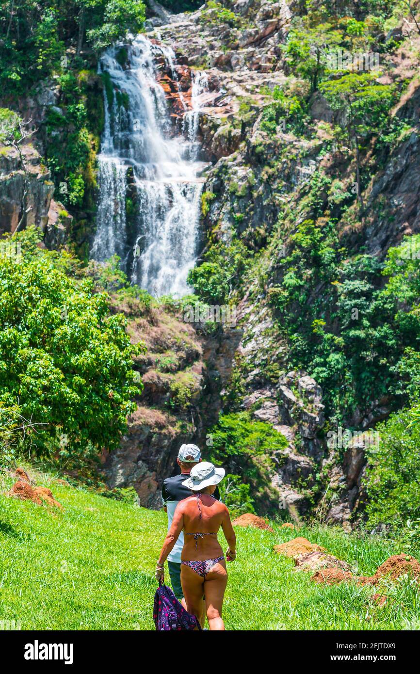 São Roque de Minas - MG, Brasile - 15 dicembre 2020: Coppia di turisti che camminano verso la cascata Capão Forro presso il complesso delle cascate Capão Forro, Sierra Foto Stock