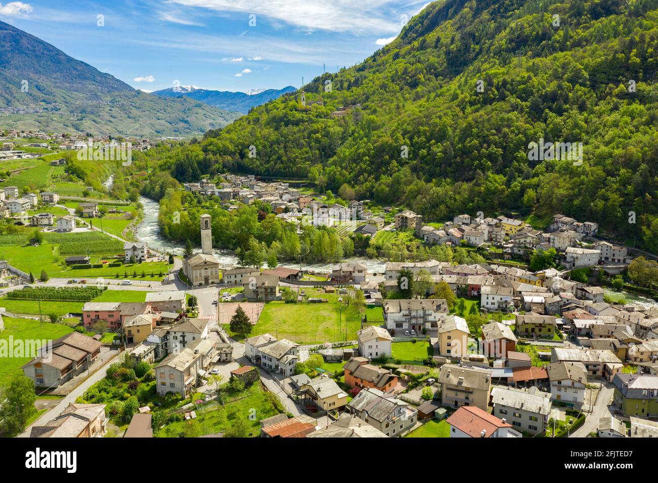 Valtellina (IT), veduta aerea dei borghi del Boffetto e del Carolo verso ovest Foto Stock