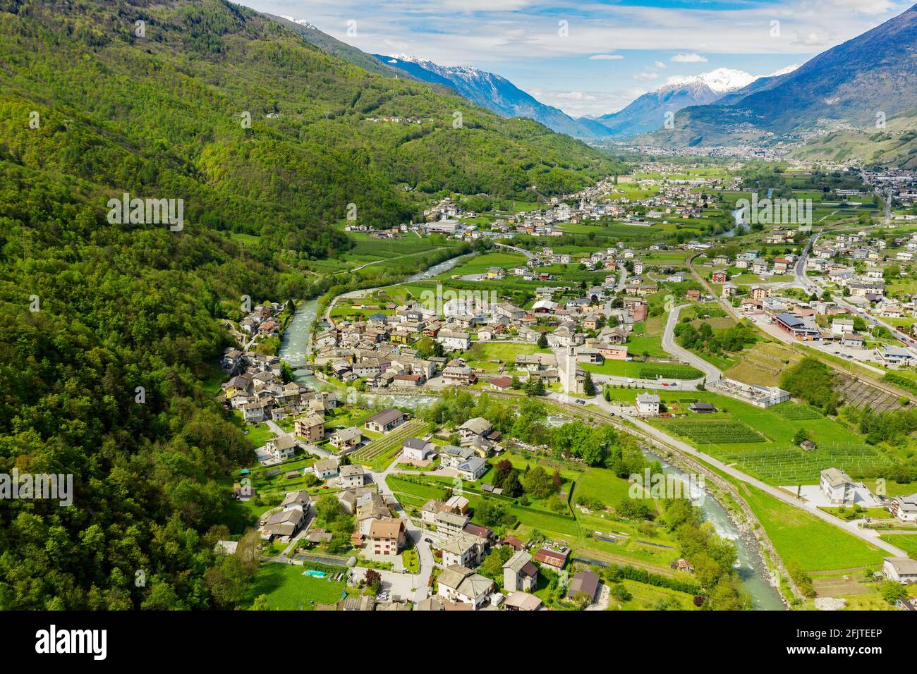 Valtellina (IT), veduta aerea dei borghi del Boffetto e del Carolo verso est Foto Stock