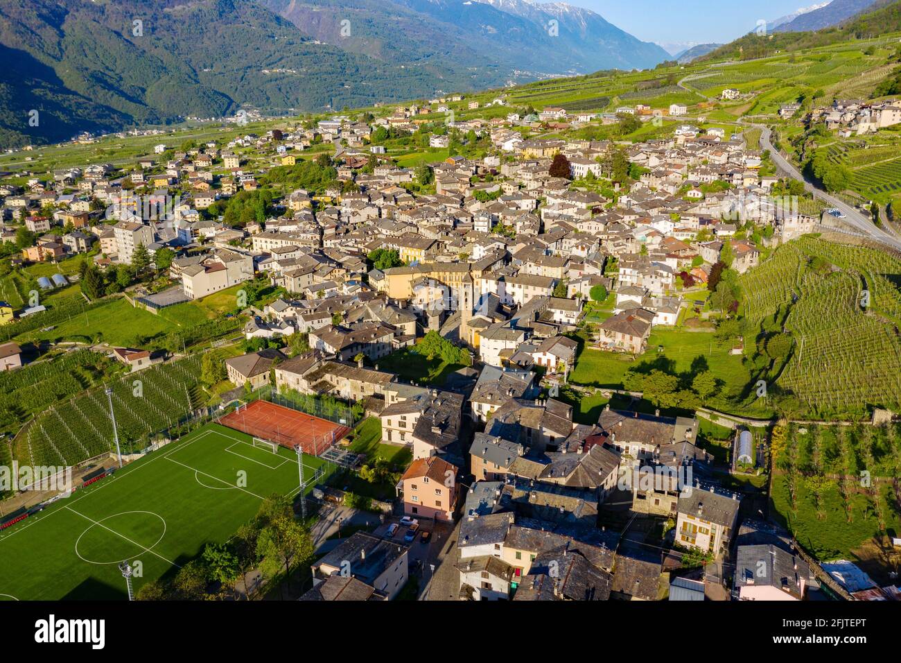 Ponte in Valtellina (IT), veduta aerea della città e della valle Foto Stock