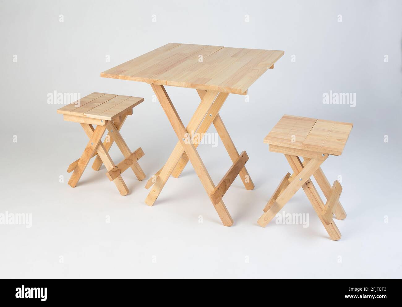 Set di tavoli e sedie in legno da esterno isolati su bianco sfondo Foto Stock