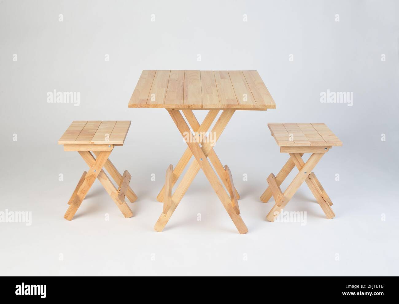Set di tavoli e sedie in legno da esterno isolati su bianco sfondo Foto Stock