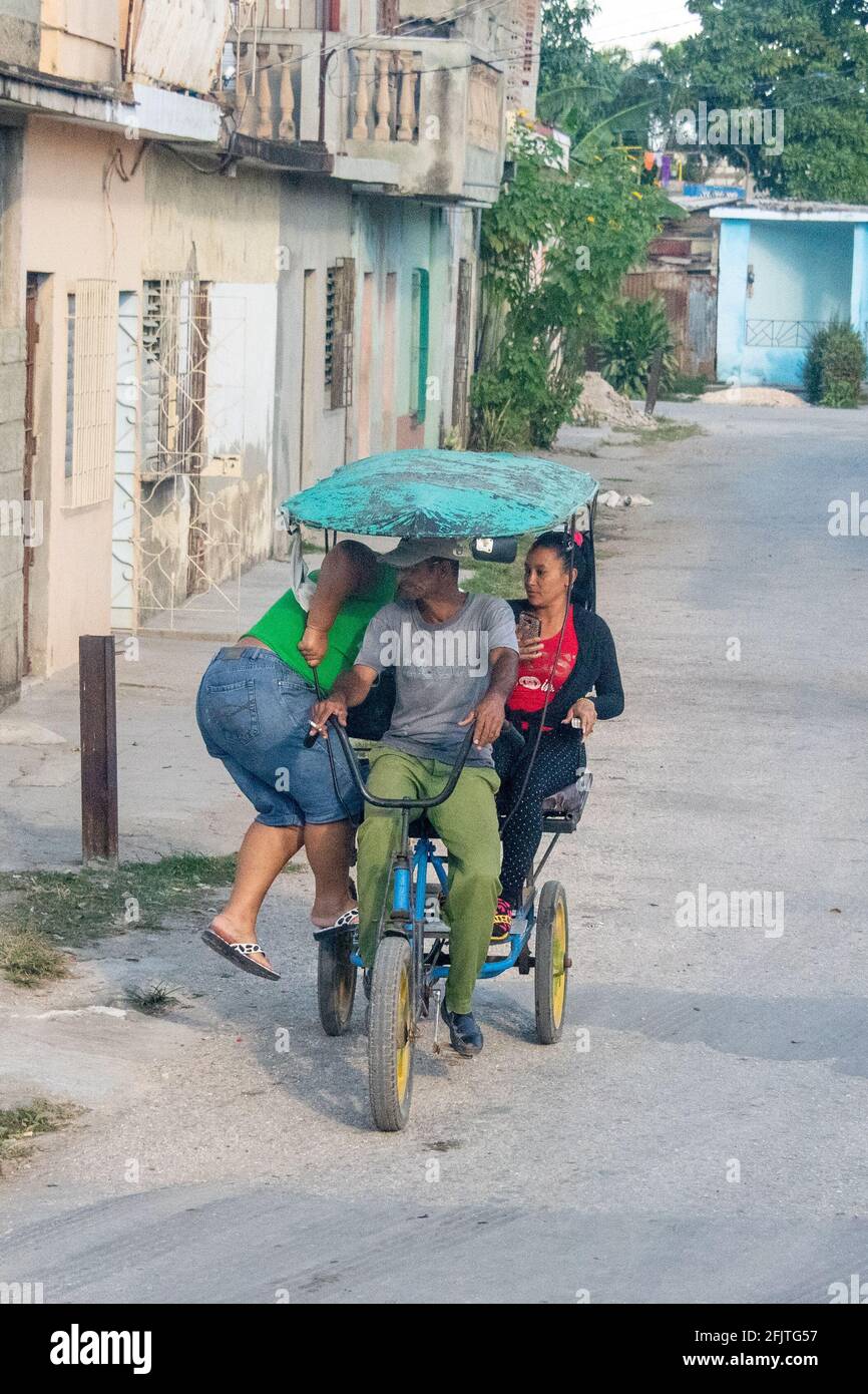 Scena dei trasporti a Cuba durante il giorno. Anno 2016 Foto Stock