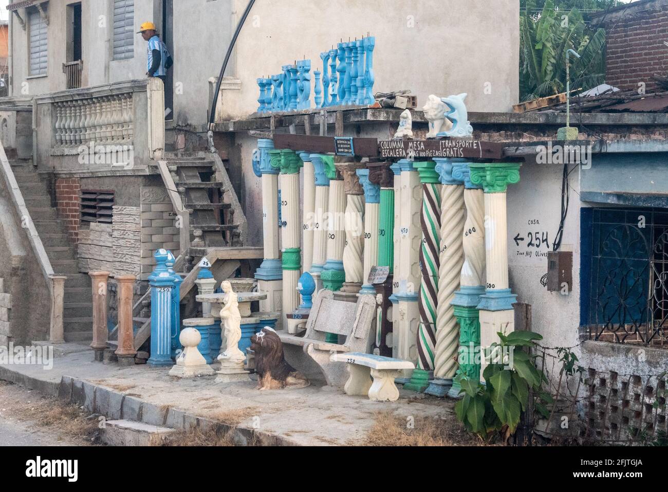 Materiali da costruzione. Piccola impresa aperta di recente durante i cambiamenti economici a Cuba. Anno 2016. Parte di una serie Foto Stock