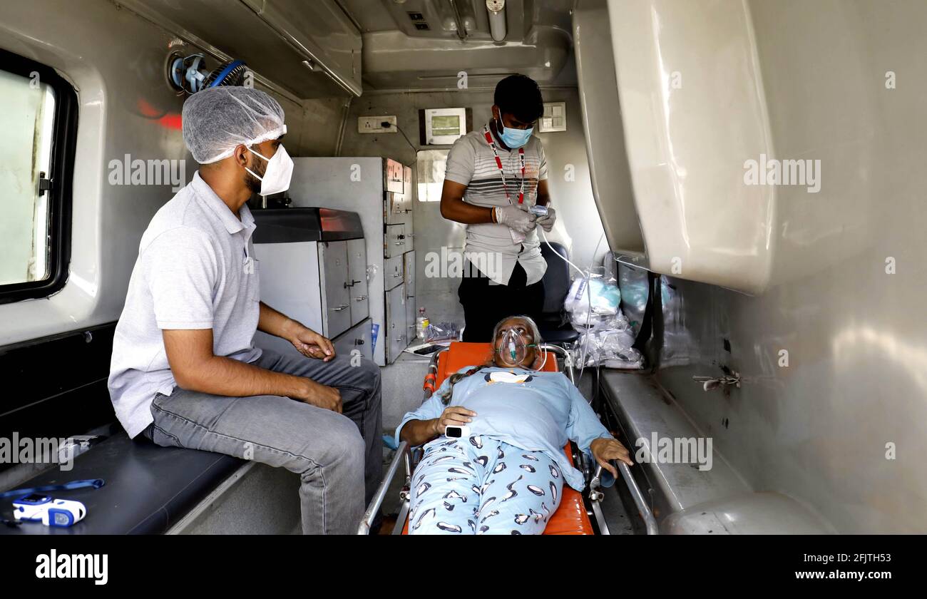 Ahmedabad, India. 26 Apr 2021. Un paziente COVID-19-positivo riceve il trattamento primario all'interno di un'ambulanza mentre attende il ricovero in un ospedale governativo a Ahmedabad, India, 26 aprile 2021. Credit: Sr/Xinhua/Alamy Live News Foto Stock