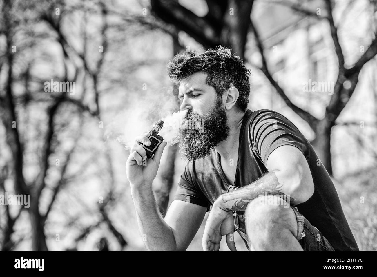 Uno stile perfetto. La sicurezza sanitaria e la tossicodipendenza. inalazione di vapore. L'uomo di fumare e-sigaretta. Coppia hipster con la barba. Barbuto brutale fumatori maschi electronic Foto Stock