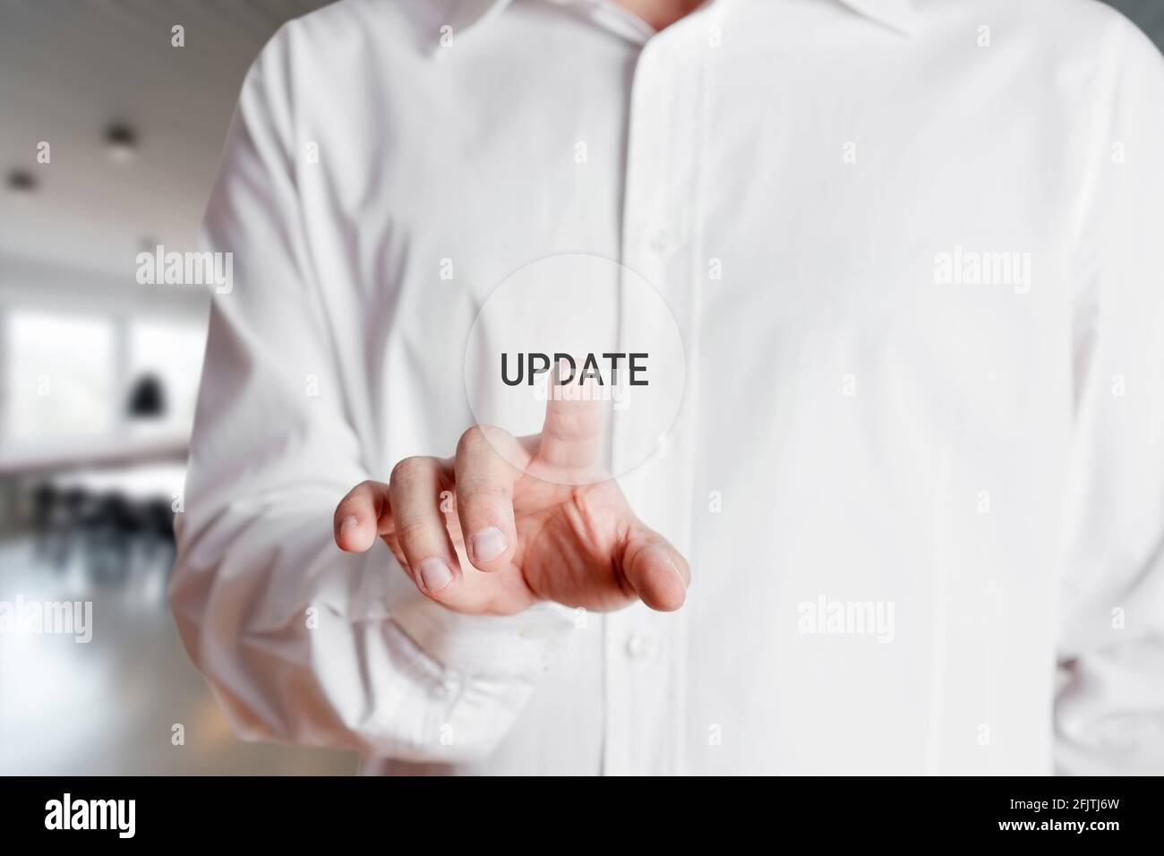 Mano di uomo d'affari preme sulla parola aggiornamento su un touch screen virtuale. Concetto di tecnologia Internet aziendale. Foto Stock