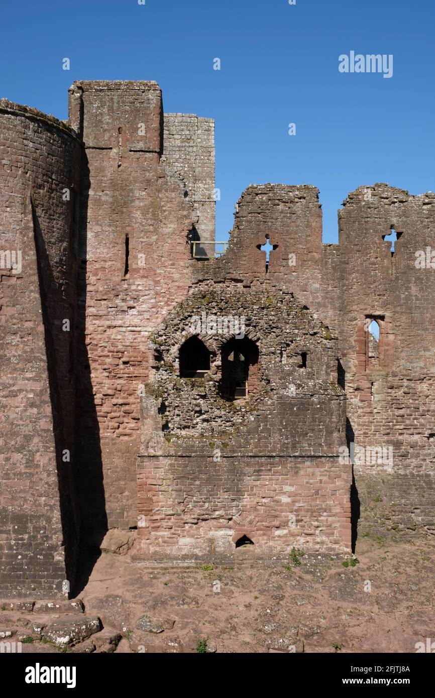 Pittoresco castello normanno costruito nel 12 ° secolo da Goodrich di Mappestone, una tipica fortificazione marchigiana con un torrione di pietra e le mura. Foto Stock