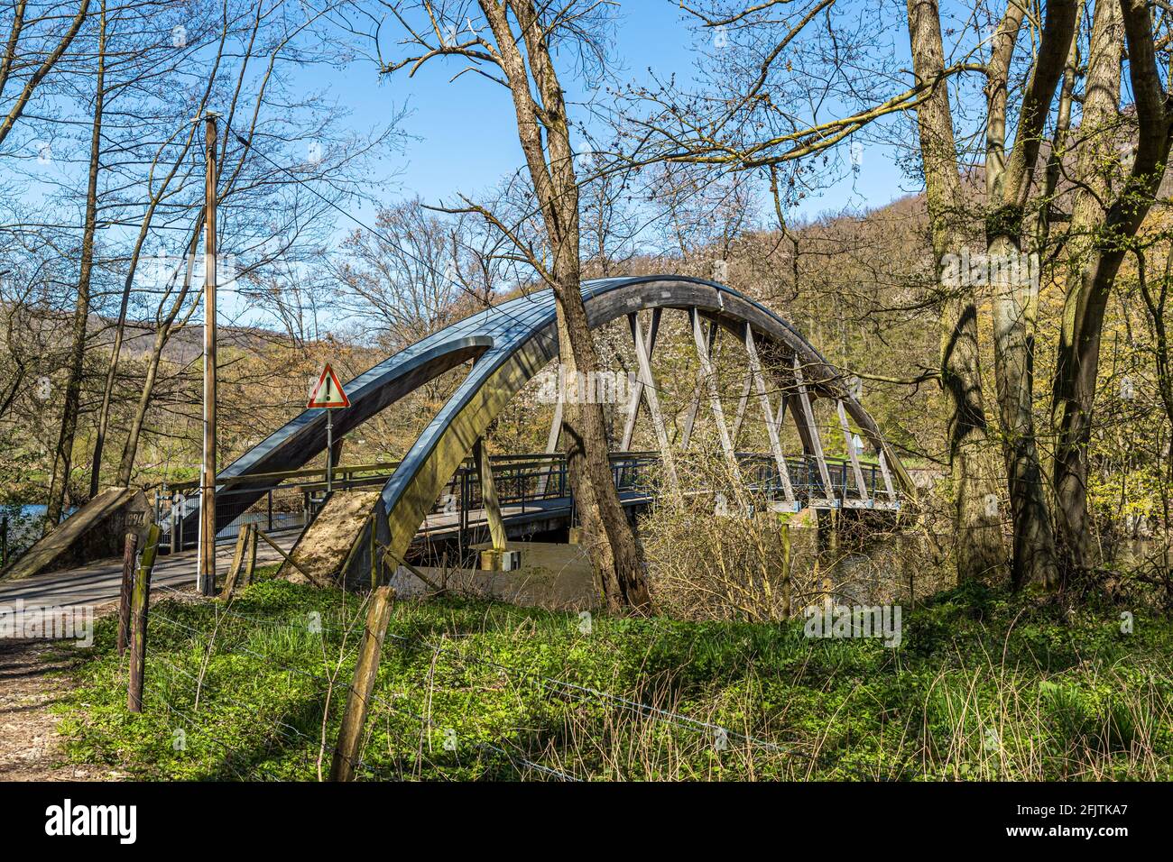 Il ponte a staffa sul fiume Rur è tenuto da un arco di legno vicino a Nideggen, Germania Foto Stock