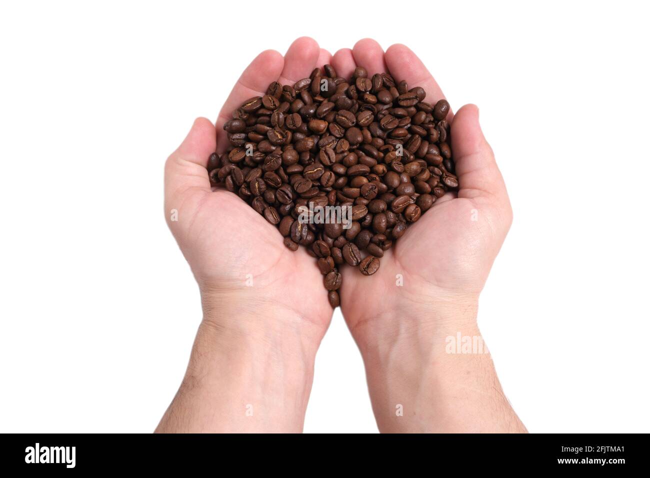 Manciata di chicchi di caffè in mano su un bianco sfondo dell'isolato Foto Stock