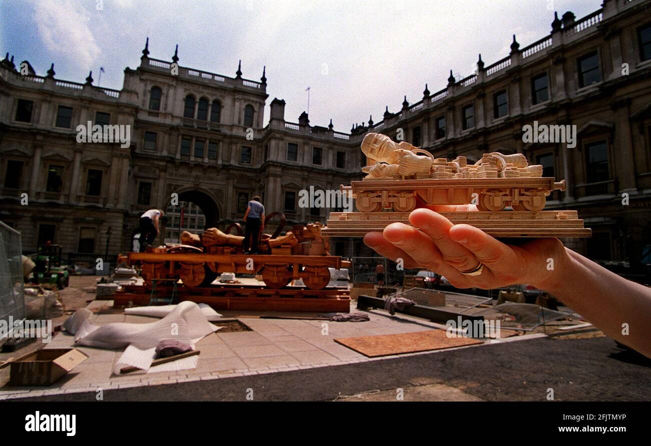 Accademia reale delle arti... Il cortile della scultura diventerà il lato ferroviario dove L'enorme scultura locomotiva DI EDUARDO PAOLOZZI di 25ft. Di lunghezza, 5 tonnellate di peso, dal titolo LONDRA-PARIGI prenderà il centro di scena a partire da domani,16/5/00.in primo piano è un modello della statua il modello è anche in mostra all'interno dell'Accademia. Foto Stock