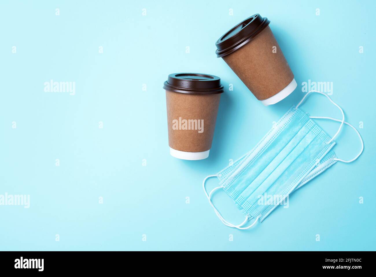 Preparare tazze di carta con caffè da andare e scatola di cibo, pranzo su sfondo blu. Vista dall'alto. Banner, spazio per la copia. Consegna sicura, solo concetto di take away. Cibo Foto Stock