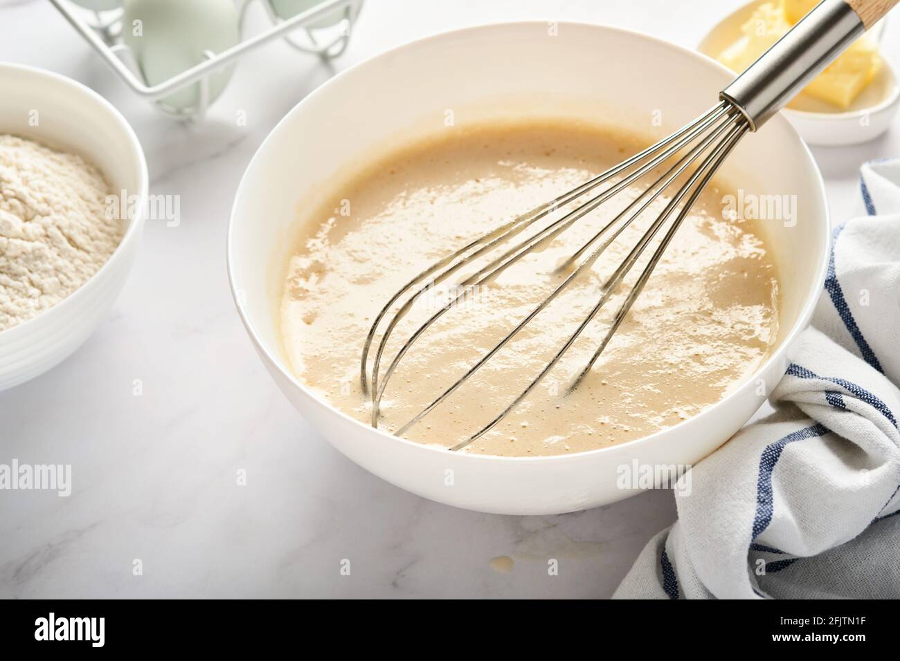 Preparazione di impasto per frittelle di casa per colazione o per  Maslenitsa. Ingredienti sulla farina di grano da tavola, uova, burro,  zucchero, sale, latte. Ricetta Foto stock - Alamy