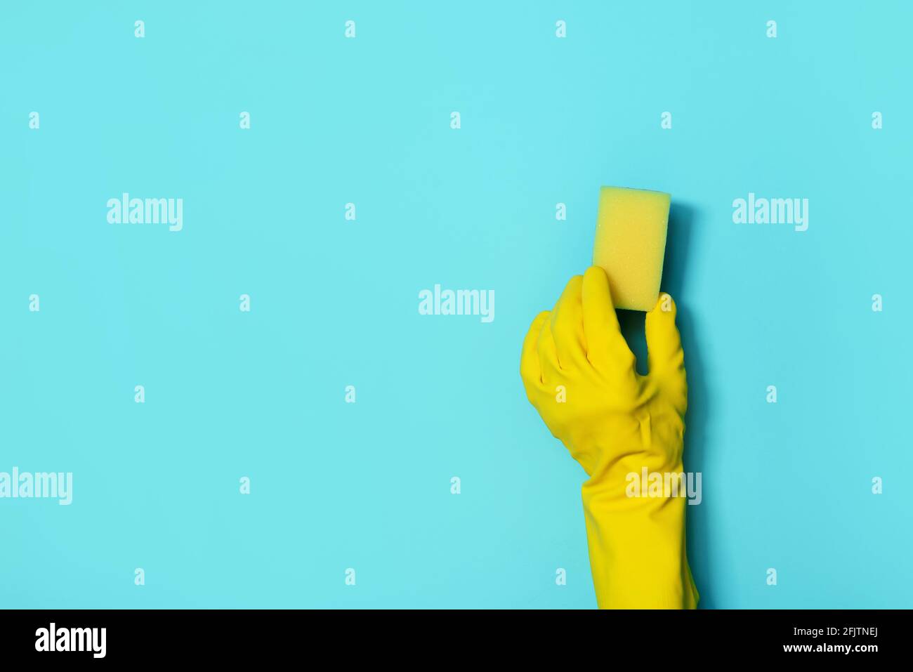 Guanti in microfibra, spugna su fondo blu. Spazio di copia. Concetto di servizio di pulizia. Pulizia generale della molla o regolare Foto Stock