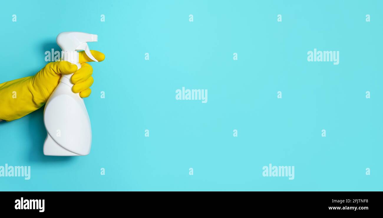 Guanto a mano per bottiglie di plastica bianca di prodotto detergente, prodotti chimici per uso domestico. Spazio di copia. Concetto di servizio di pulizia. Pulizia di prodotti chimici domestici Foto Stock