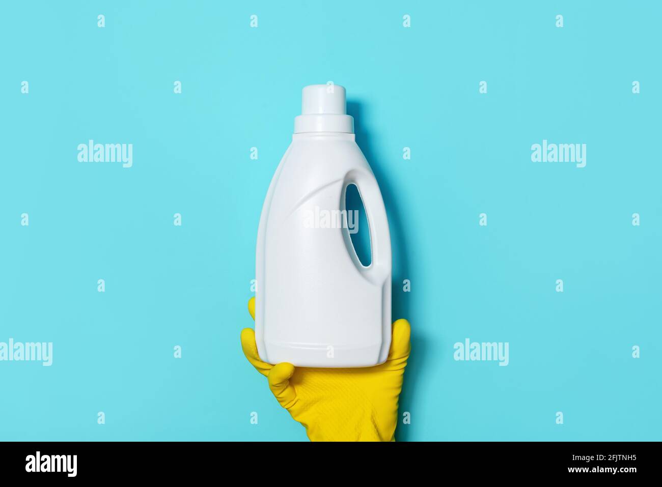 Guanto a mano per bottiglie di plastica bianca di prodotto detergente, prodotti chimici per uso domestico. Spazio di copia. Concetto di servizio di pulizia. Pulizia di prodotti chimici domestici Foto Stock