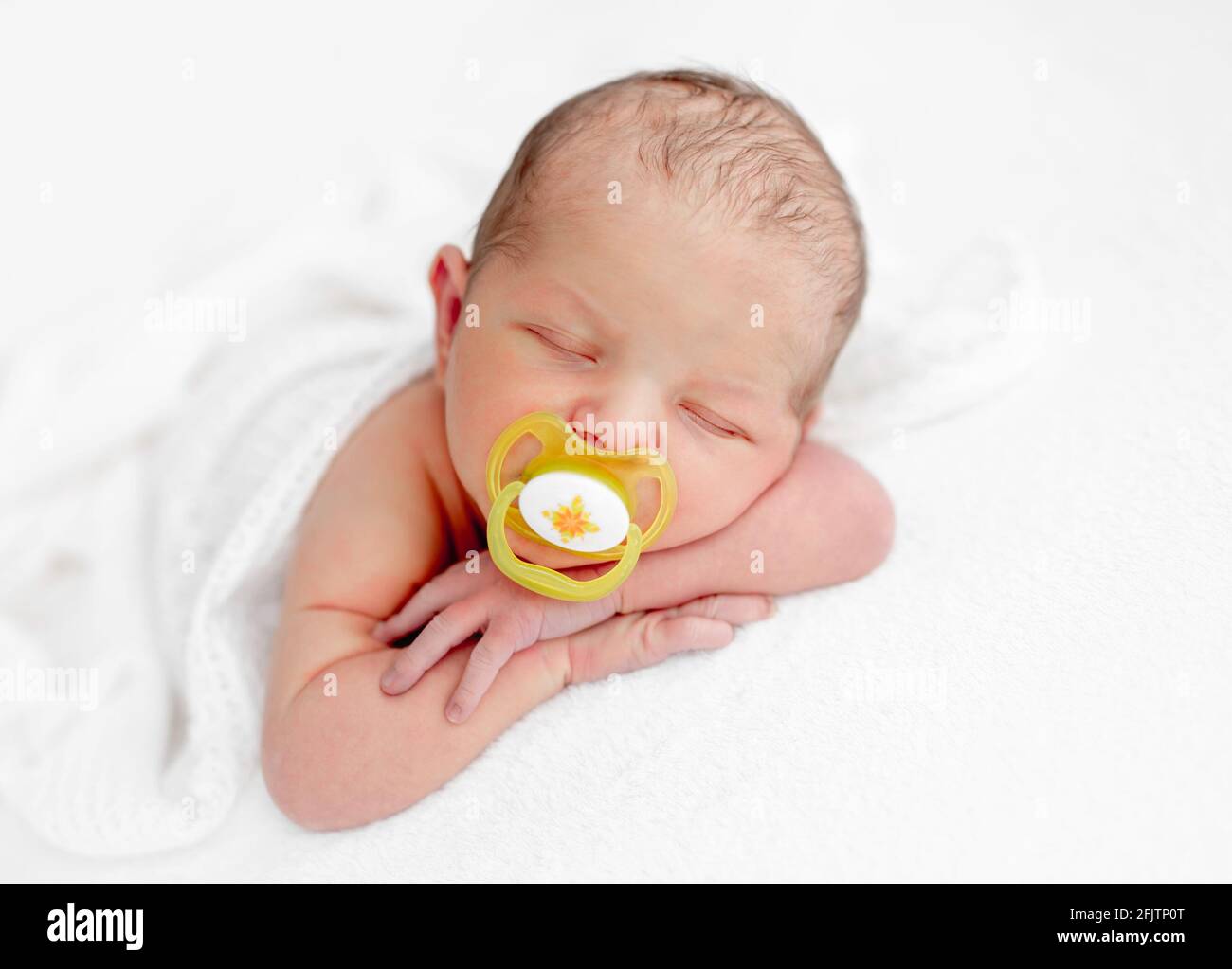 Bambino neonato che dorme con succhietto Foto Stock