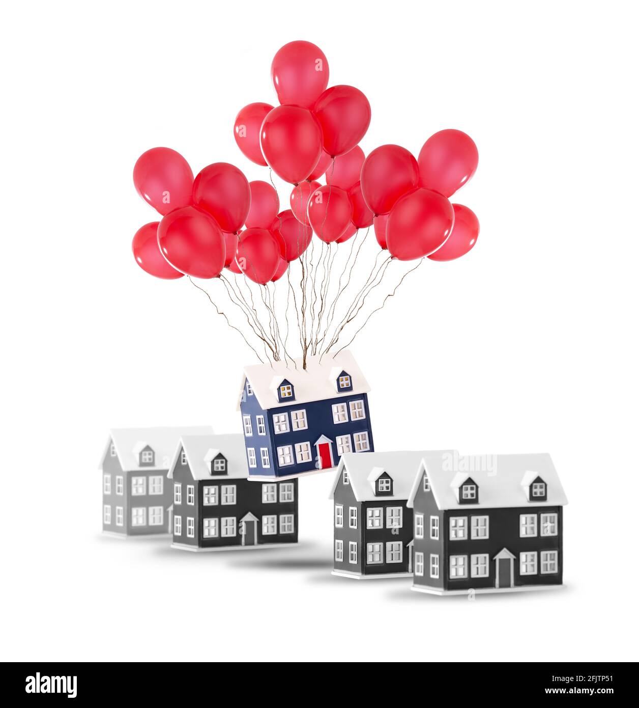 Concetto di casa in movimento che mostra una casa in una fila di case sollevando con palloncini rossi. Isolato su uno sfondo bianco con spazio per la copia Foto Stock