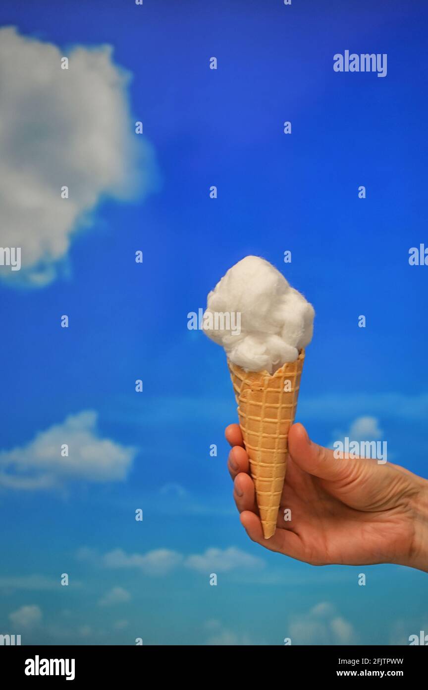 Concetto cono gelato e Cotton come nuvole Foto Stock