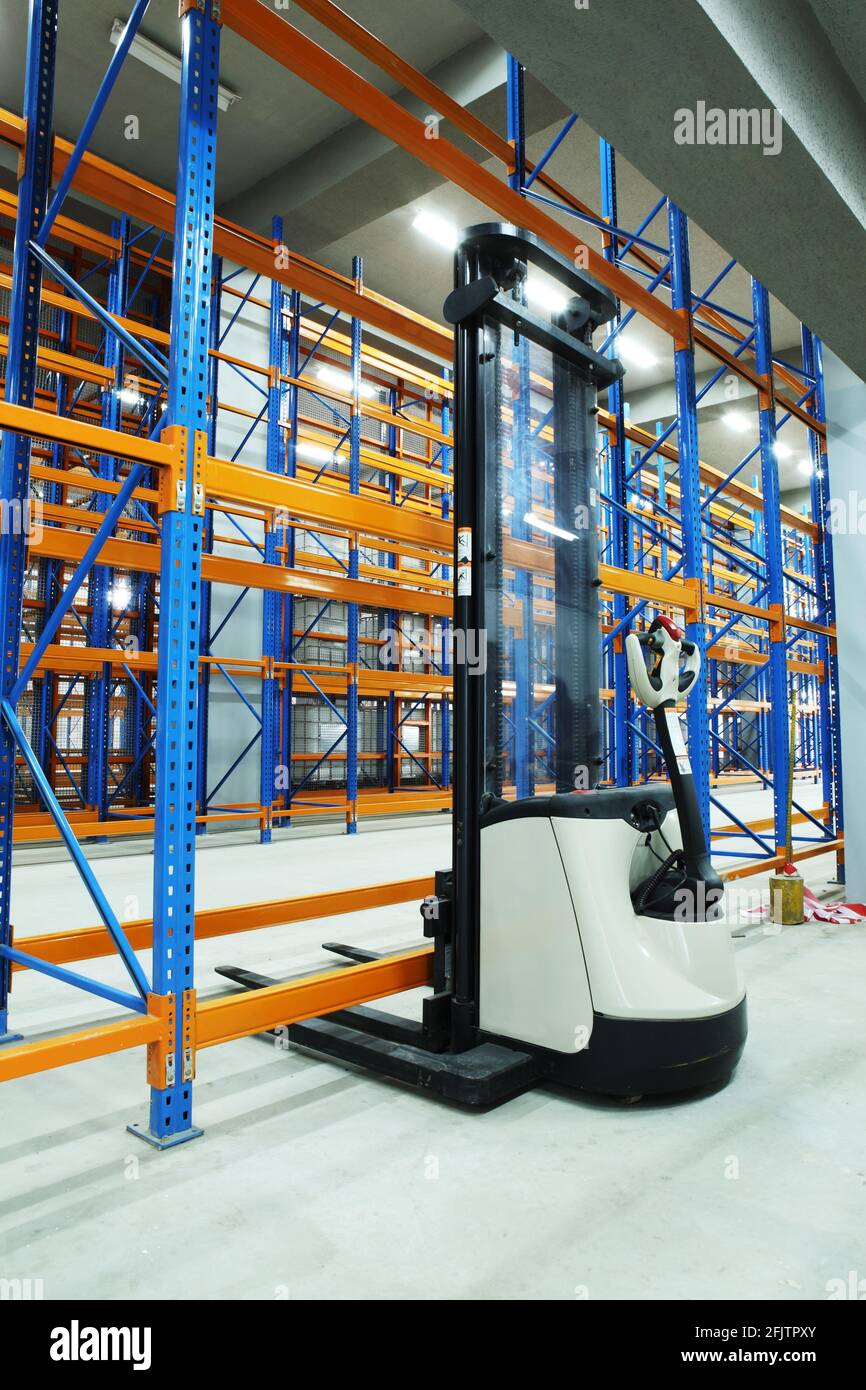 Stoccatore a piedi in un magazzino vuoto di nuova costruzione. Foto Stock