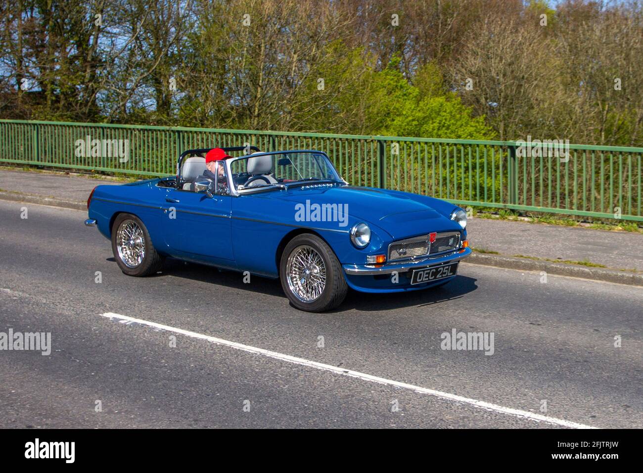 1972 70s blu MG Roadster 3500cc veicoli in movimento, automobili, guida di veicoli, strade del Regno Unito, motori, motori, rete stradale Foto Stock