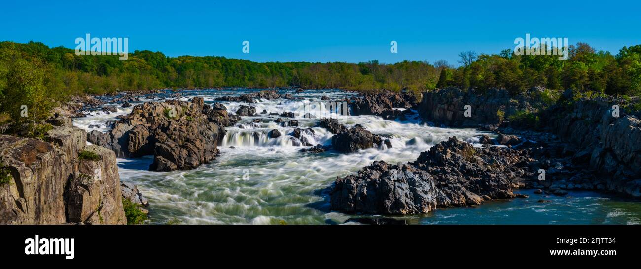 Una foto panoramica delle acque impetuose del Potomac nel Parco Nazionale delle Great Falls. Foto Stock