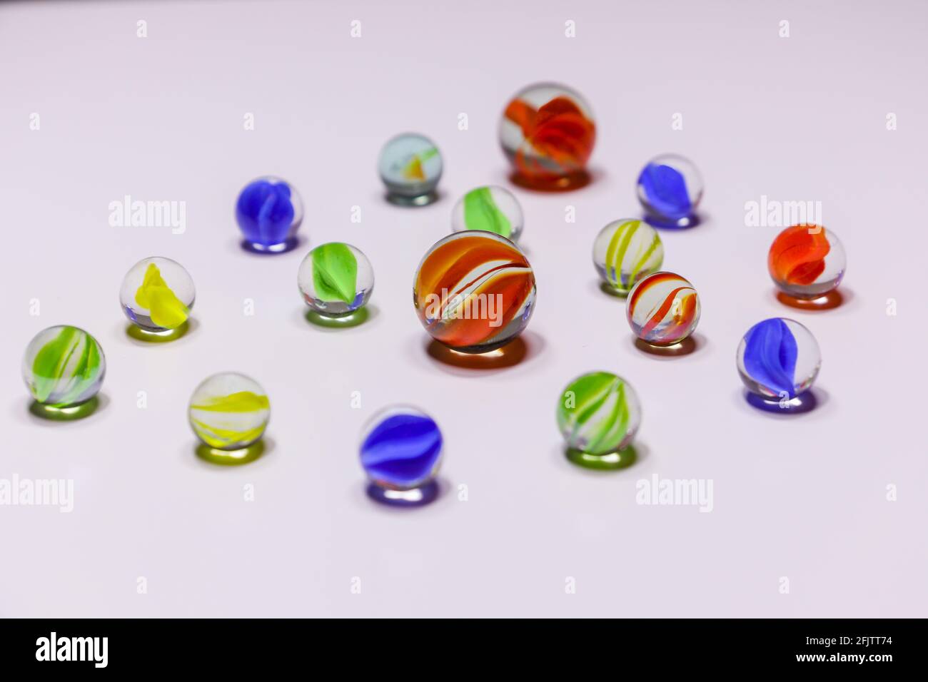 Mazzo di colorati marmi di vetro su sfondo bianco Foto Stock