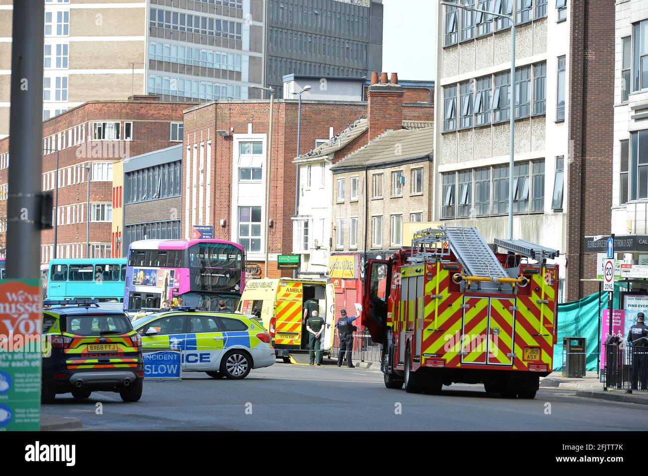 Leicester, Leicestershire, Regno Unito 26 aprile 2021. Notizie del Regno Unito. La polizia e i servizi di emergenza assistono a un grave incidente su Charles Street a Leicester. Alex Hannam/Alamy Live News Foto Stock