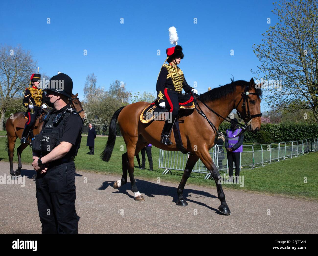 La truppa reale del Re ritorna dal Castello di Windsor dopo le esequie del Duca di Edimburgo. Il principe Filippo fu sepolto nella cappella di San Giorgio Foto Stock