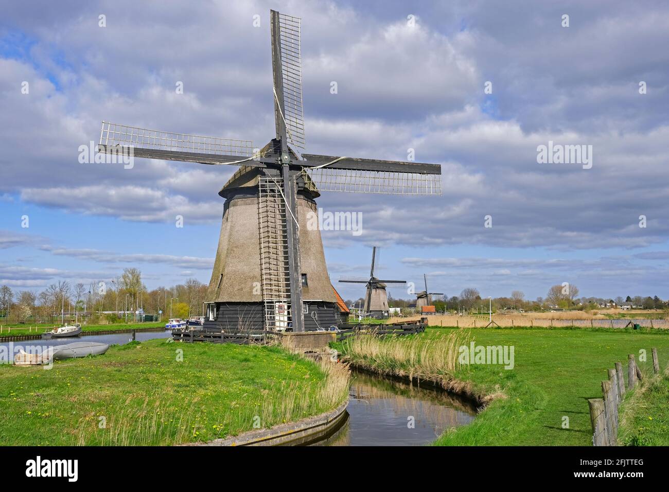 Mulino a vento per scolare il polder nei pressi di Alkmaar, Olanda del Nord / Noord-Holland, Paesi Bassi Foto Stock