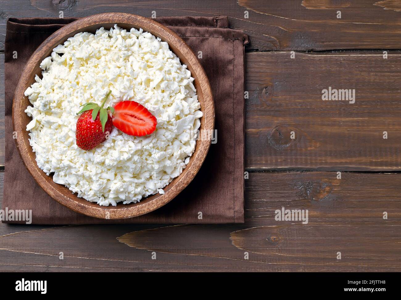 Latticini formaggi, ricotta e fragole su sfondo di legno con copia spazio. Vista superiore, laici piatta Foto Stock