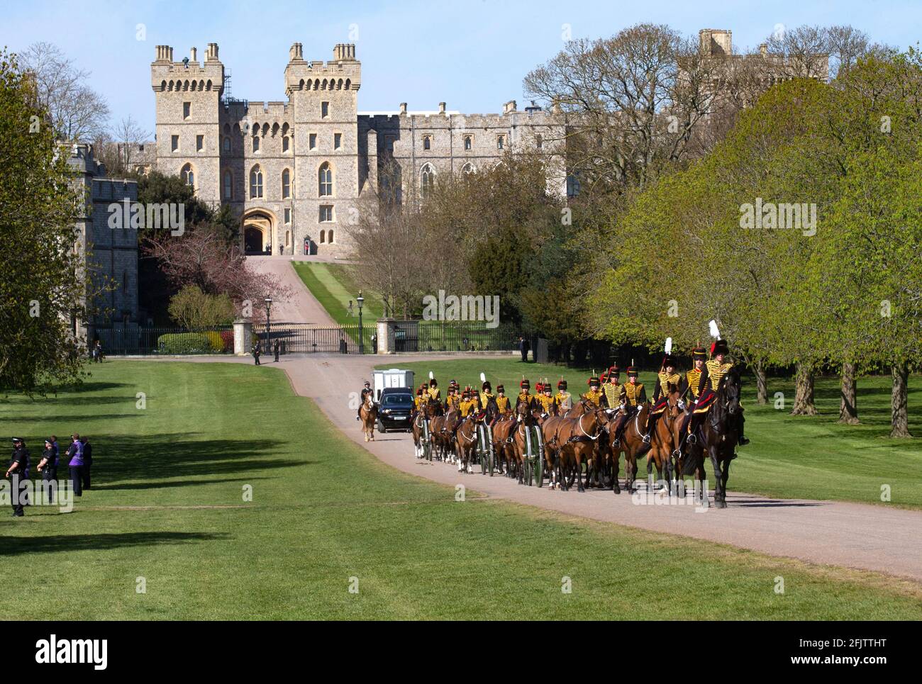 La truppa reale del Re ritorna dal Castello di Windsor dopo le esequie del Duca di Edimburgo. Il principe Filippo fu sepolto nella cappella di San Giorgio Foto Stock