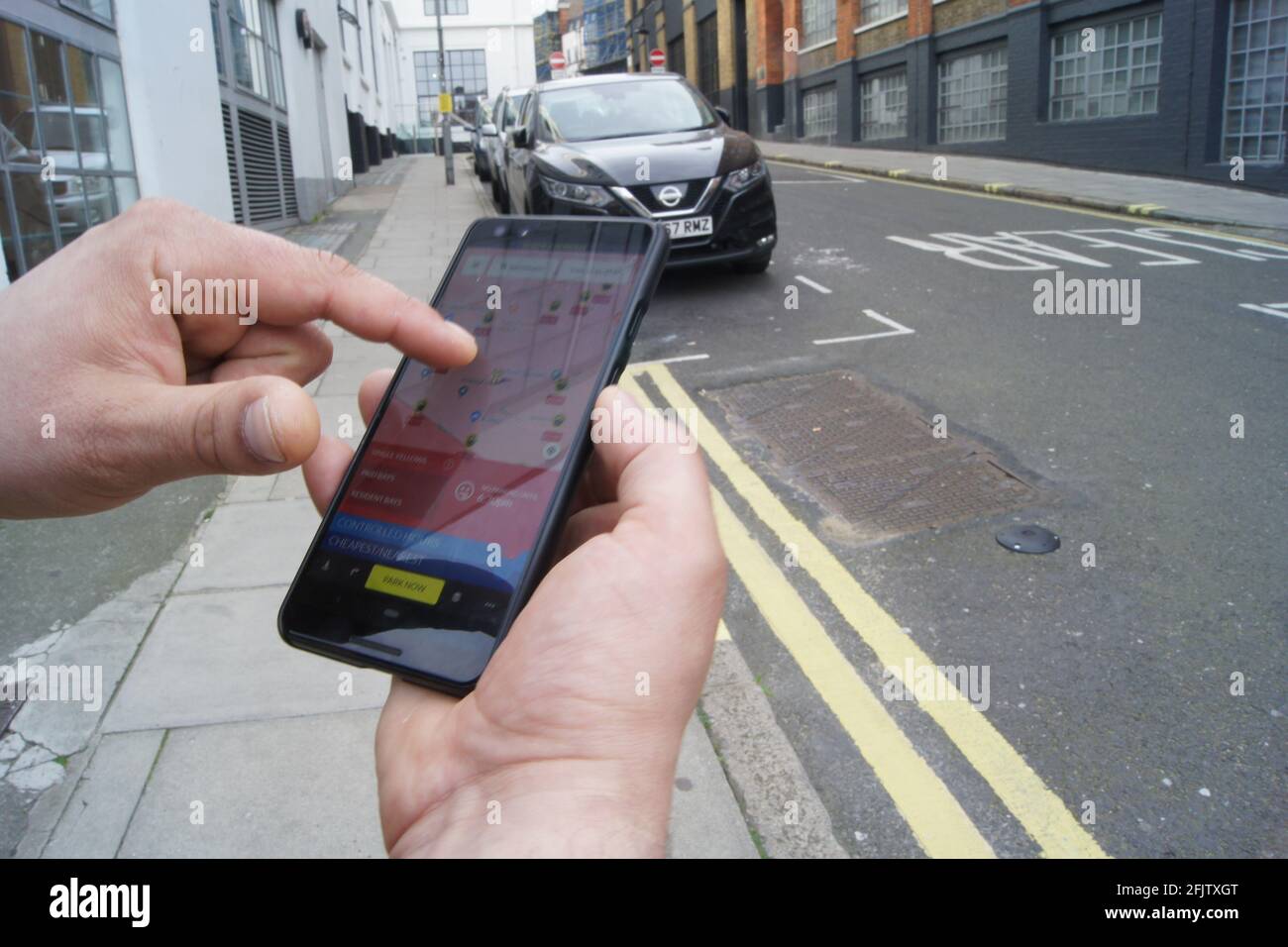App per smartphone, parcheggio in London Street Foto Stock