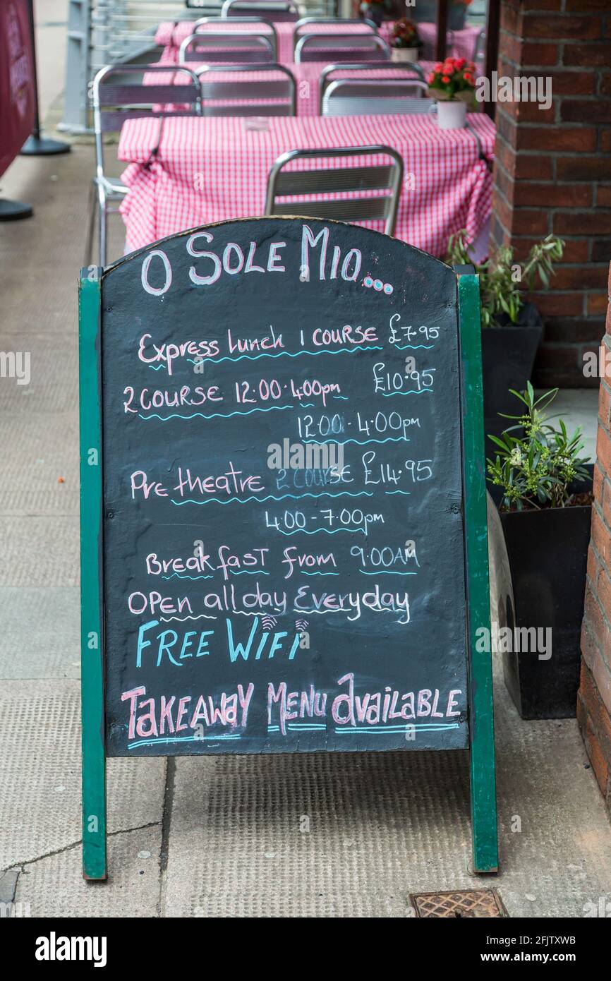 Questo ristorante è chiuso in modo permanente. O Sole Mio Restaurant menu board, Glasgow, Scozia, Regno Unito. Foto Stock