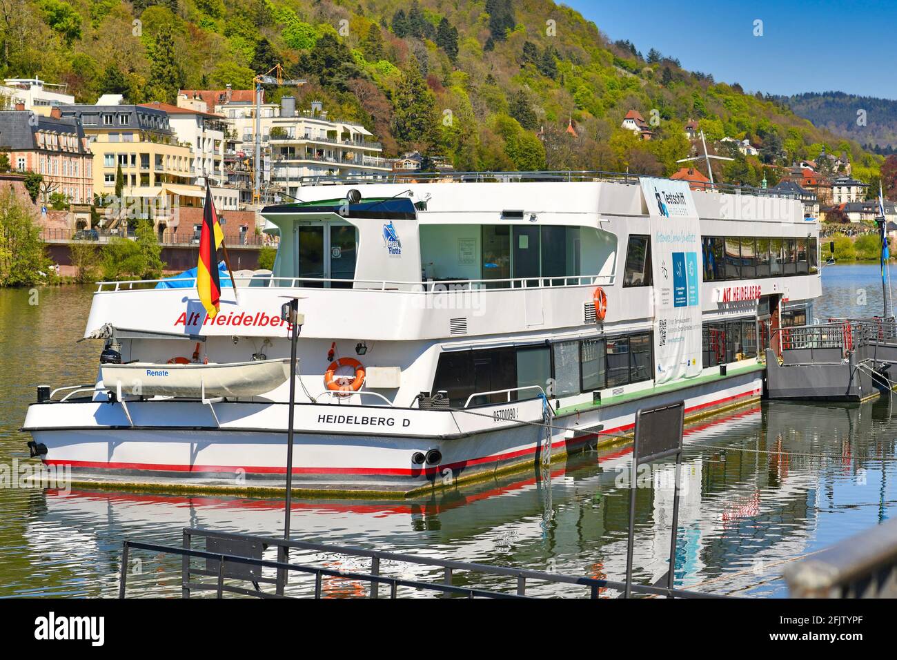 Heidelberg, Germania - Aprile 2021: Stazione di test del virus Corona chiamata 'Testschiff' in barca che offre test antigenici rapidi gratuiti sul fiume Neckar Foto Stock