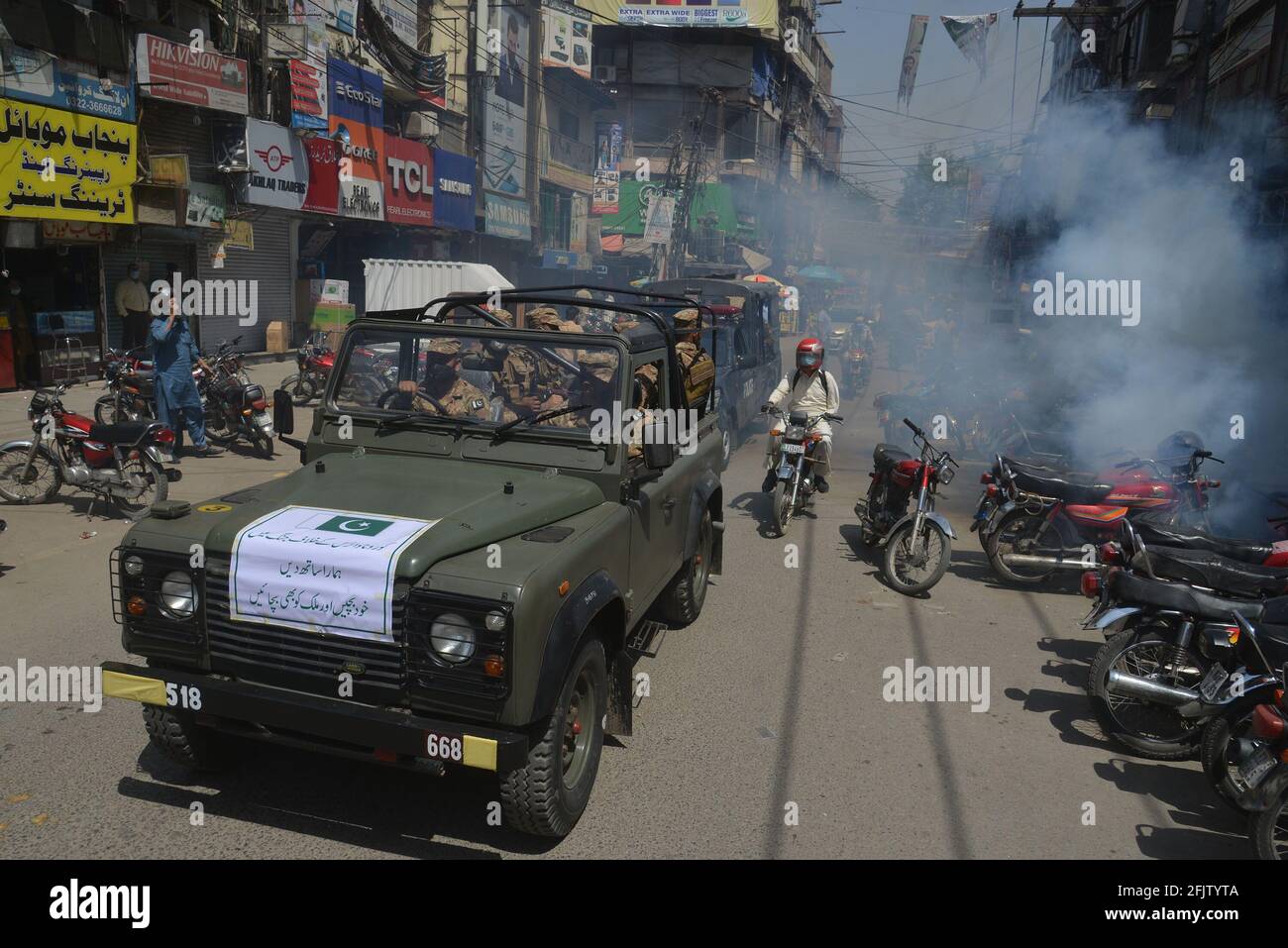 Pakistan esercito, ranger truppe pattugliano in un mercato, bazar, strade principali per osservare le nuove restrizioni annunciate dal governo per la comunità imprenditoriale di controllare la diffusione del coronavirus, a Lahore, Pakistan il 26 aprile 2021. Le autorità pakistane stanno correndo contro il tempo per aggiungere più letti e ventilatori agli ospedali in mezzo a un aumento dei decessi e delle infezioni da coronavirus. Secondo il ministro degli interni Sheikh Rashid Ahmad, le autorità hanno iniziato a convocare truppe per garantire che le persone non violino le regole di allontanamento sociale. (Foto di Rana Sajid Hussain/Pacific Press/Sipa USA) Foto Stock