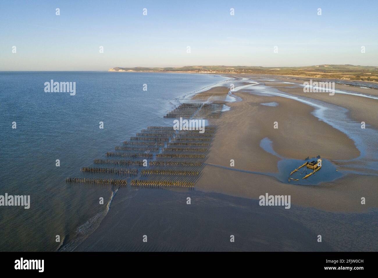 Francia, Pas-de-Calais (62), Costa d'Opale, Grande sito dei due capes, la spiaggia di Tardinghen con il relitto del Lord Grey, questo peschereccio da traino britannico lungo 37 metri, richiesto nel 1915 dalla Royal Navy e trasformato in una miniera-più chiara, che affondò il 2 dicembre 1917 durante una tempesta (vista aerea) Foto Stock