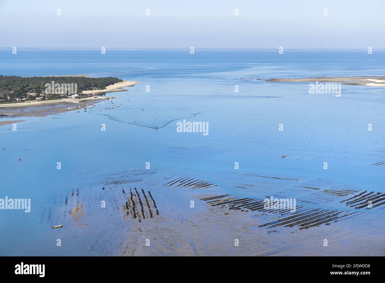 Francia, Charente Maritime, Isola di Re, Les Portes en Re, Pointe du Fier e il Fier d'Ars (vista aerea) Foto Stock