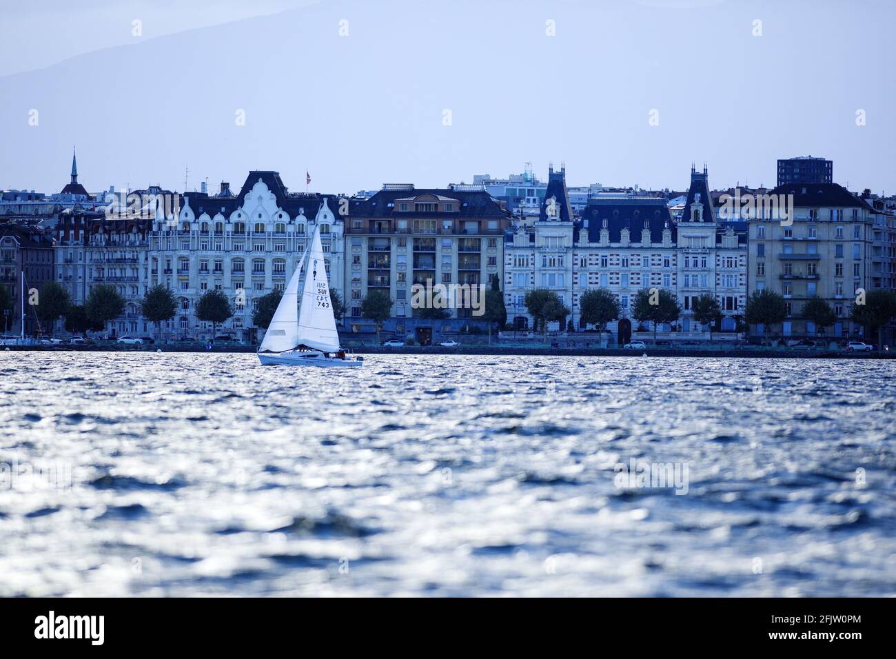 Svizzera, Cantone di Ginevra, Ginevra, Lago Leman, barca a vela, Quai Wilson sullo sfondo Foto Stock