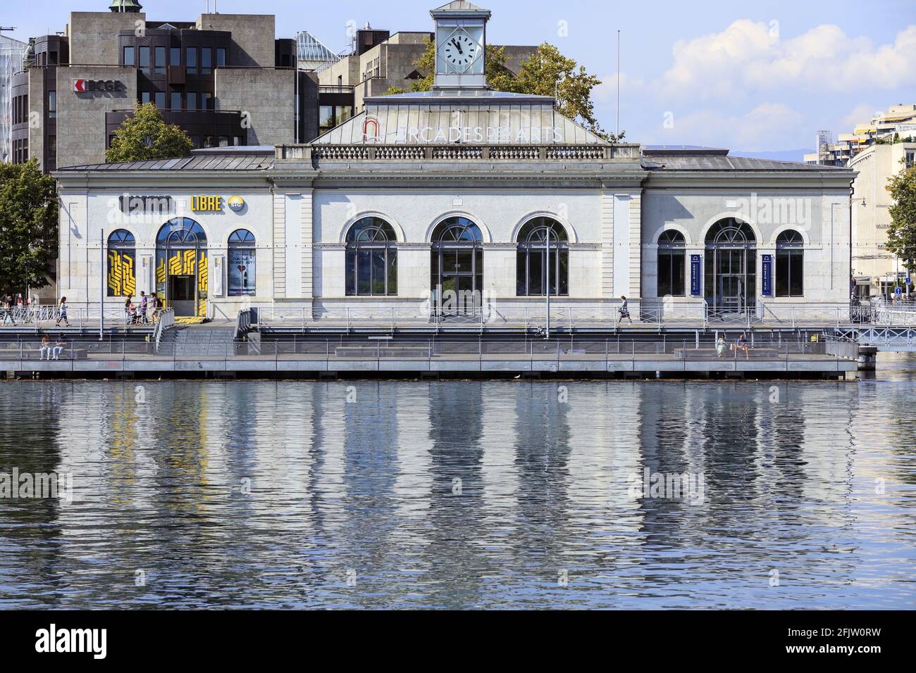 Svizzera, Cantone di Ginevra, Ginevra, Pont de la Machine, quartiere Libre SIG spazio espositivo sul fiume Rodano Foto Stock
